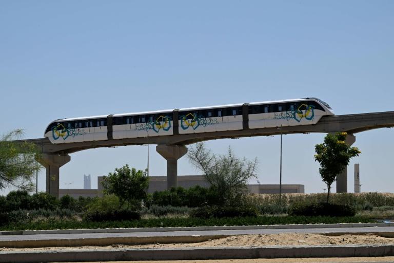 Au Caire, le nouveau monorail survole le chaos urbain