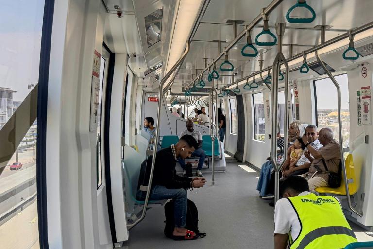 Au Caire, le nouveau monorail survole le chaos urbain