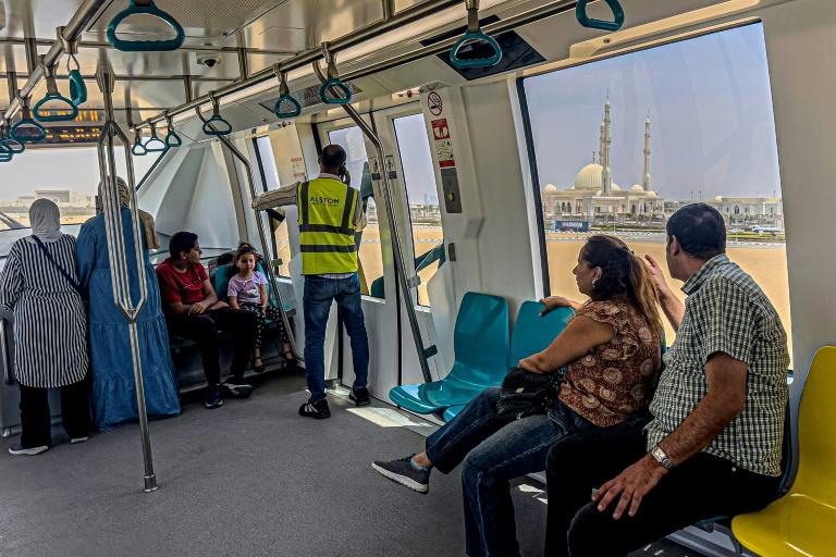 Au Caire, le nouveau monorail survole le chaos urbain