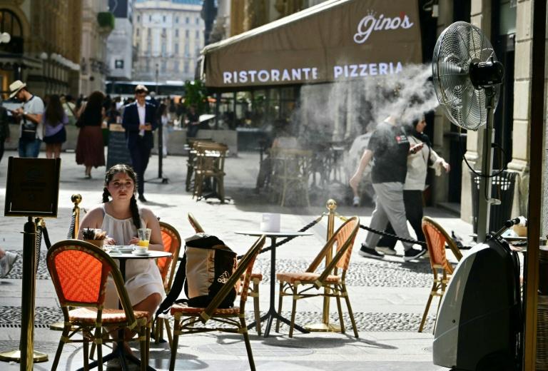 Nouveaux pics de chaleur inédits en Europe de l'Ouest, les critiques fusent en France