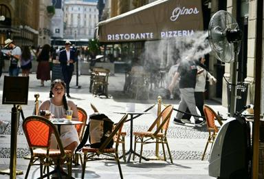 Nouveaux pics de chaleur inédits en Europe de l'Ouest, les critiques fusent en France