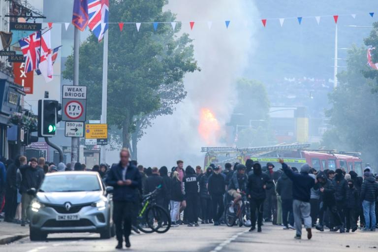 Violents incidents lors de manifestations anti-immigrés à Belfast