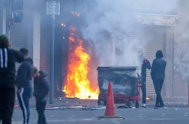 Le suspect de l'attaque de Belfast devant un juge, au lendemain de violences anti-immigrés