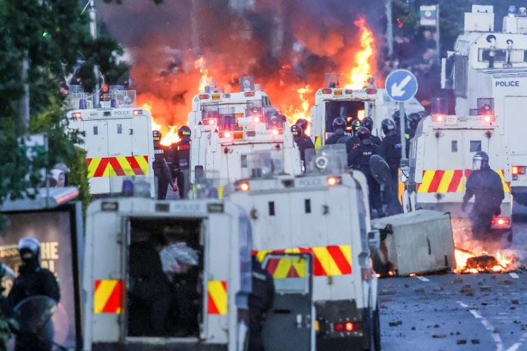 Nouvelle nuit de heurts à Belfast, Londres condamne des "violences racistes"