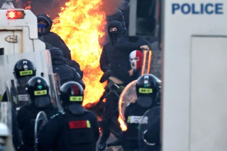Nouvelle nuit de heurts à Belfast, Londres condamne des "violences racistes"