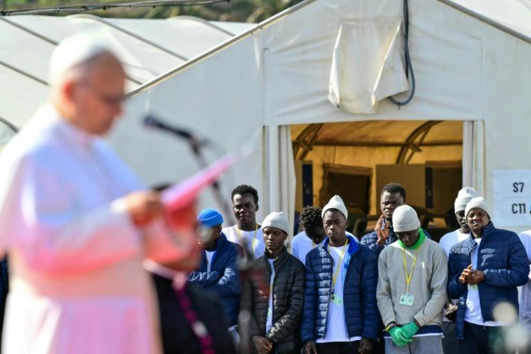 "Nous sommes tous des migrants", dit le pape au dernier jour de son voyage en Espagne