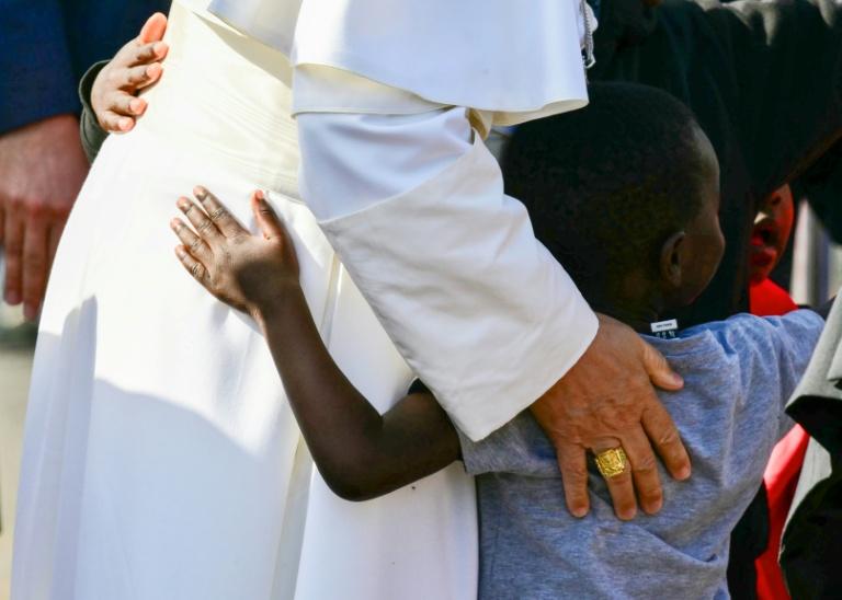 "Nous sommes tous des migrants", dit le pape au dernier jour de son voyage en Espagne