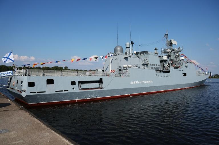 Tirs de semonce d'un navire de guerre russe sur un yacht dans la Manche