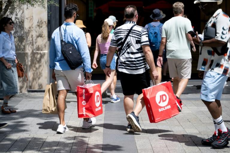 Les soldes en pleine canicule: "catastrophe" pour certains, "aubaine" pour d'autres