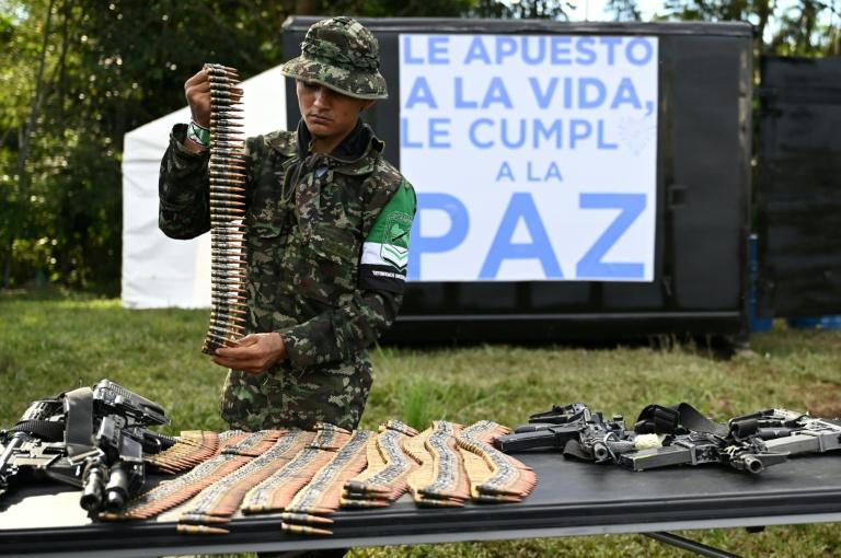 Colombie: accord de paix avec le gouvernement Petro, une centaine de guérilleros déposent les armes