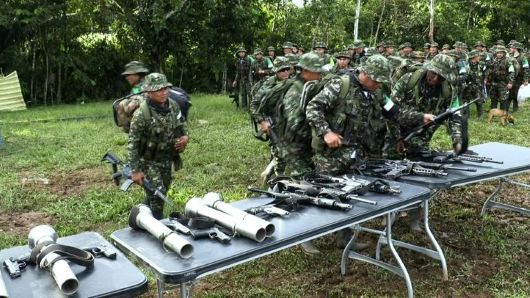 Colombie: accord de paix avec le gouvernement Petro, une centaine de guérilleros déposent les armes