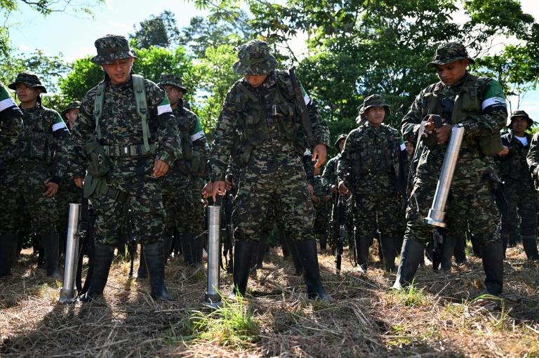 Colombie: accord de paix avec le gouvernement Petro, une centaine de guérilleros déposent les armes