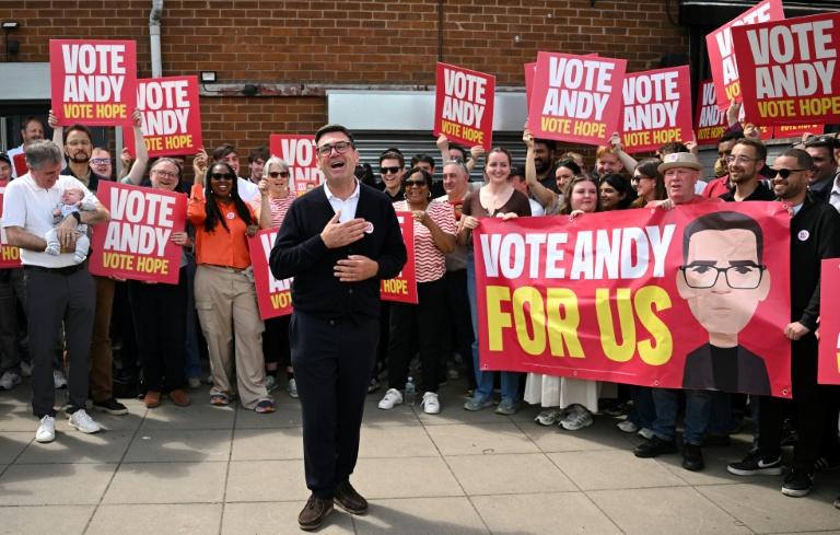 Le travailliste Andy Burnham facilement élu député, en position de défier Starmer