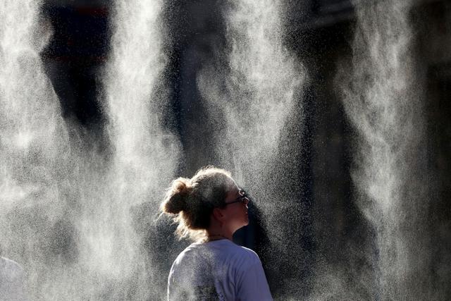 La canicule s'amplifie encore, la moitié des Français en vigilance rouge
