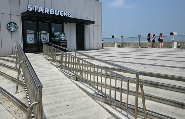 Café avec vue: le Starbucks qui surplombe la Corée du Nord attire les foules