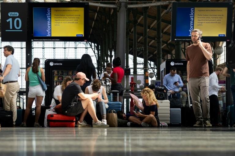 Canicule, feux de forêts: Lecornu à Marseille, le gouvernement se prépare à une troisième vague de chaleur