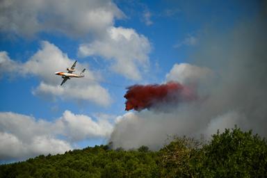 Les pompiers luttent contre des incendies dans le Sud, avant une visite du Premier ministre