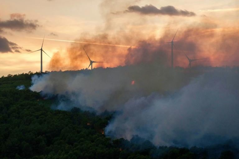 Les pompiers luttent contre des incendies dans le Sud, avant une visite du Premier ministre