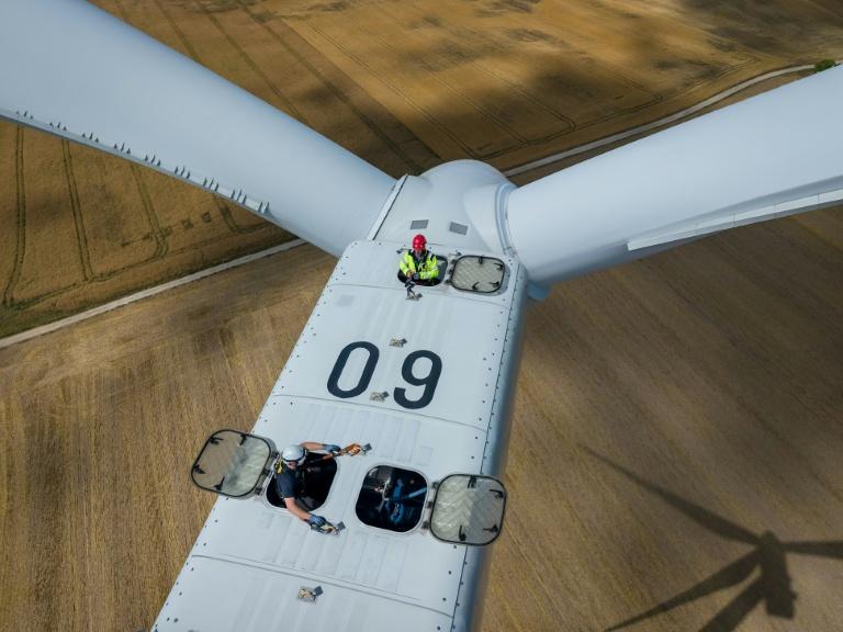 Des puits de charbon aux éoliennes, le vent tourne pour les mineurs polonais