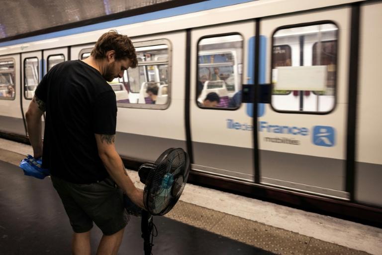 Canicule: la France suffoque, Paris et une vingtaine de départements voient rouge