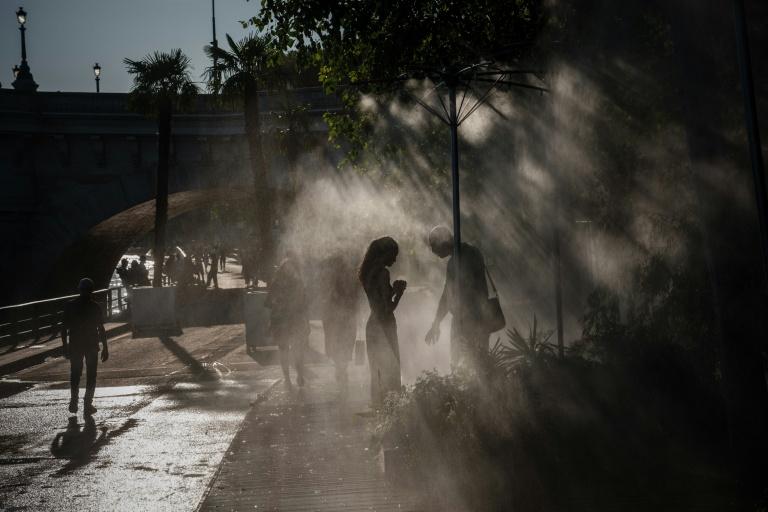 Canicule: la France suffoque, Paris et une vingtaine de départements voient rouge