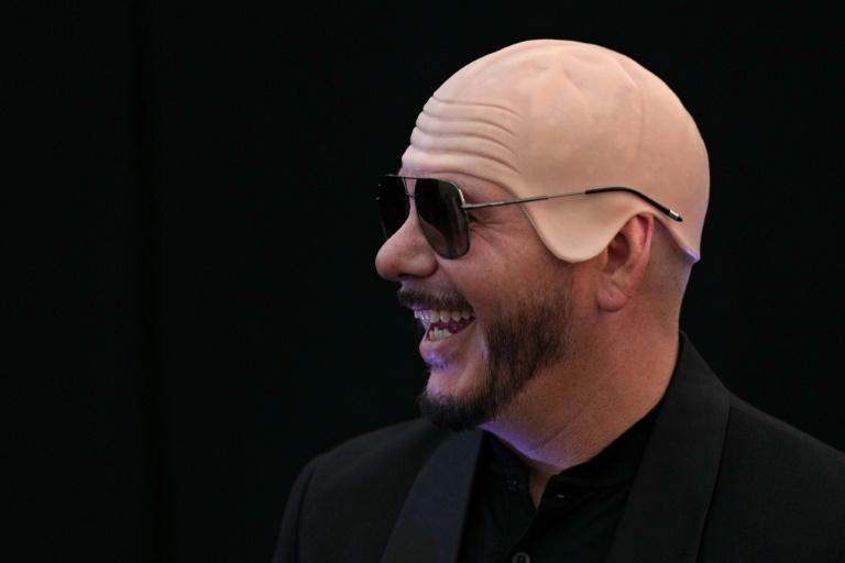 Le rappeur Pitbull établit un record du monde du plus grand rassemblement de faux crânes chauves
