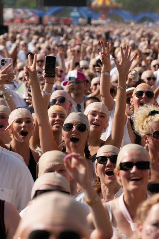 Le rappeur Pitbull établit un record du monde du plus grand rassemblement de faux crânes chauves