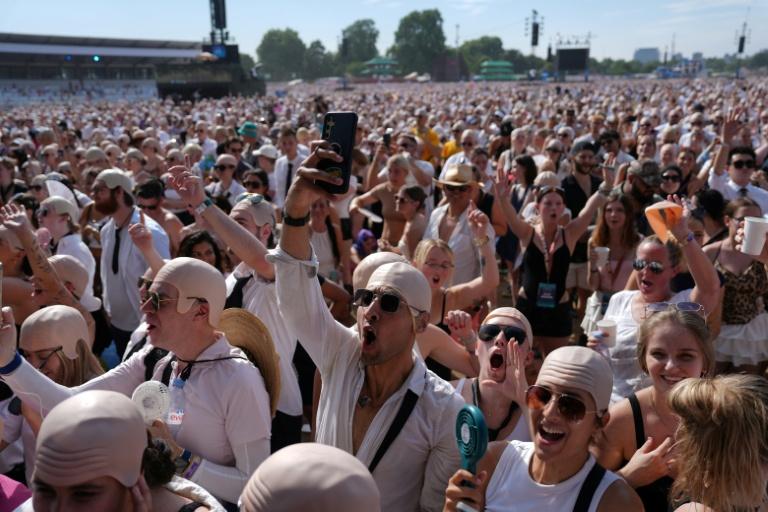 Le rappeur Pitbull établit un record du monde du plus grand rassemblement de faux crânes chauves