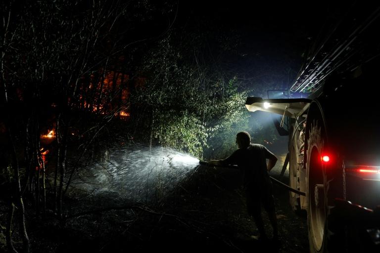 Deux Canadair envoyés pour lutter contre l'incendie hors norme de la forêt de Fontainebleau