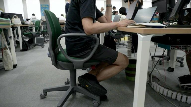 Fortes chaleurs: les employés de la mairie de Tokyo tombent le pantalon