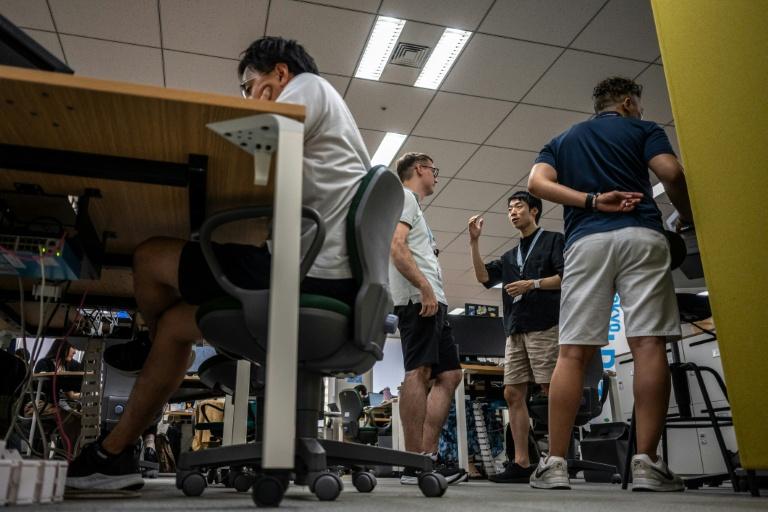Fortes chaleurs: les employés de la mairie de Tokyo tombent le pantalon