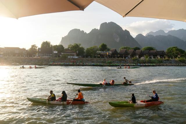 Le Laos entretient le doute sur les décès de six touristes attribués à de l'alcool frelaté