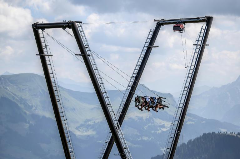 Au sommet des Alpes suisses, une balançoire géante pour attirer les estivants