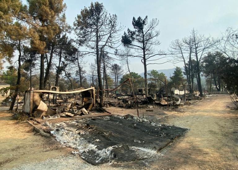En Espagne, les flammes réduisent un camping en cendres, semant le désespoir