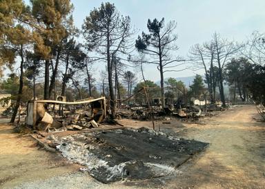 En Espagne, les flammes réduisent un camping en cendres, semant le désespoir