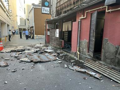 Séisme au Japon: cinq morts, des personnes toujours piégées dans un centre commercial effondré