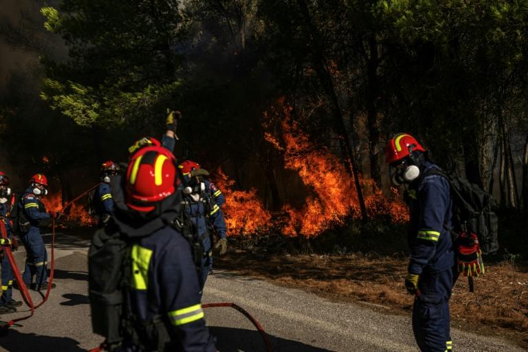 Incendies en Grèce: situation "extrêmement difficile" en raison de vents violents