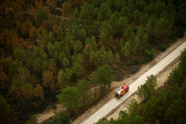 Incendies: situation stable dans le Var et en Gironde, les pompiers poursuivent leurs efforts
