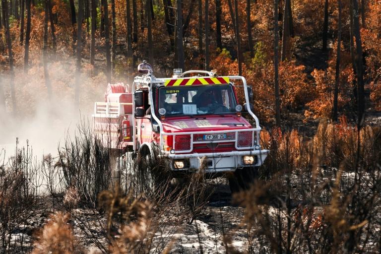 Incendies: situation stable dans le Var et en Gironde, les pompiers poursuivent leurs efforts
