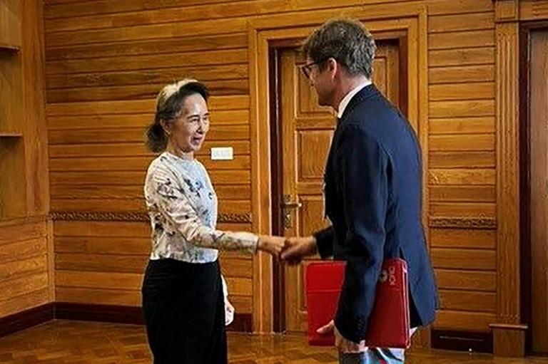 Birmanie: Aung San Suu Kyi, toujours détenue, rencontre un représentant de la Croix-Rouge