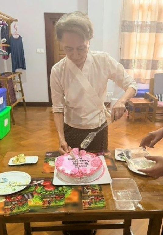 Birmanie: Aung San Suu Kyi, toujours détenue, rencontre un représentant de la Croix-Rouge