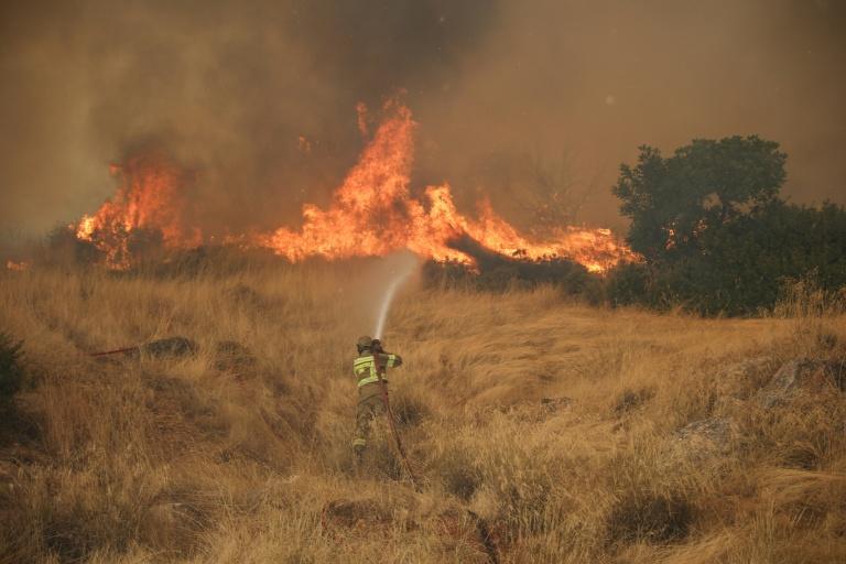 Grèce: les pompiers toujours mobilisés contre les flammes au nord-ouest d'Athènes