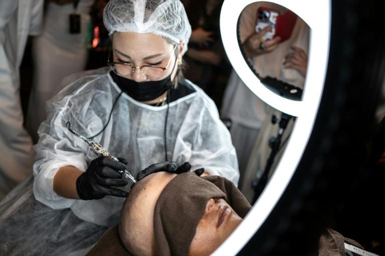 Art ou médecine? Au Japon, le tatouage cosmétique cherche sa voie