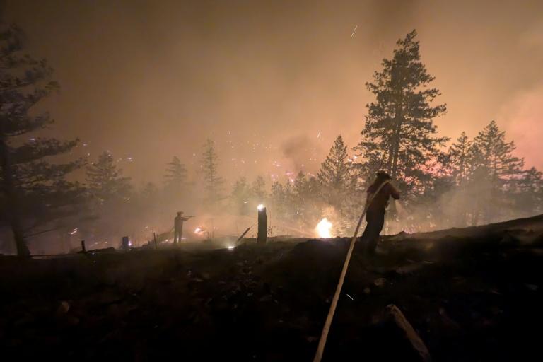 Vaste feu de forêt dans l'ouest du Canada: 20.000 évacués, l'état d'urgence déclaré