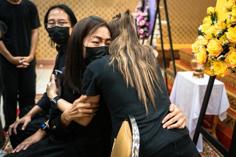 Thaïlande : éleves et professeurs pleurent une fillette tuée dans la fusillade
