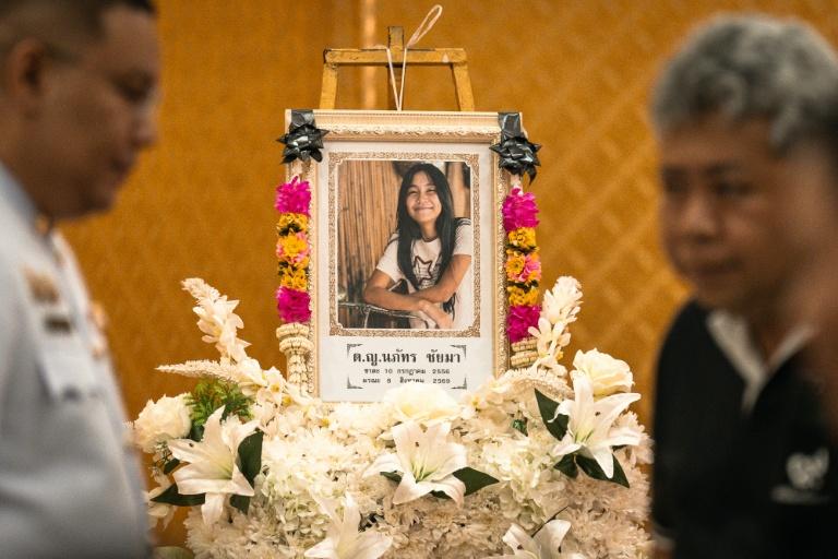 Thaïlande : éleves et professeurs pleurent une fillette tuée dans la fusillade
