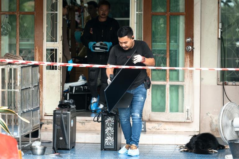 Thaïlande : éleves et professeurs pleurent une fillette tuée dans la fusillade
