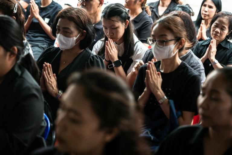 Thaïlande : éleves et professeurs pleurent une fillette tuée dans la fusillade