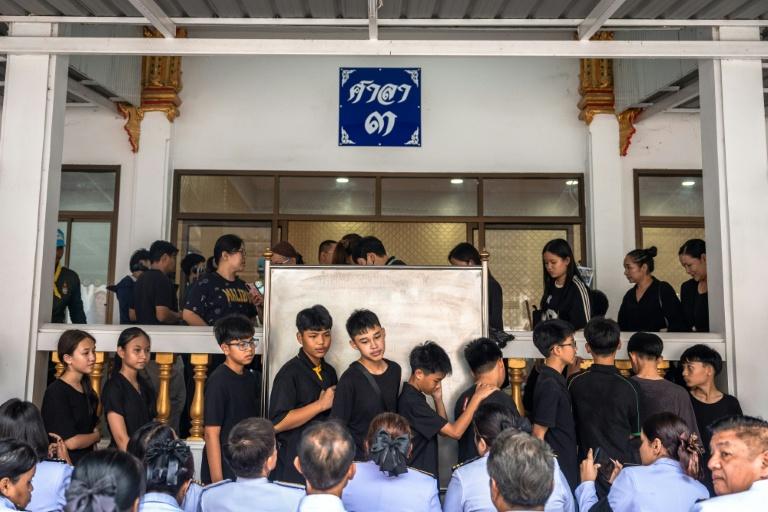 Thaïlande : éleves et professeurs pleurent une fillette tuée dans la fusillade