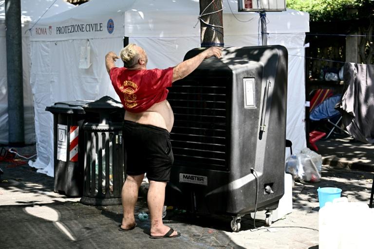 Une vague de chaleur frappe des familles expulsées qui dorment dans la rue à Rome